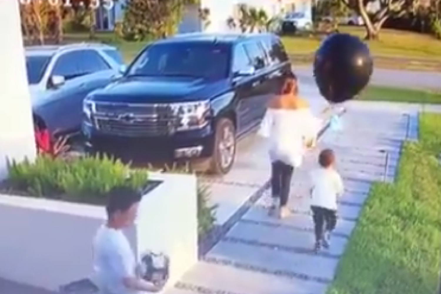 Hilarious gender reveal party fail after little boy pops balloon That